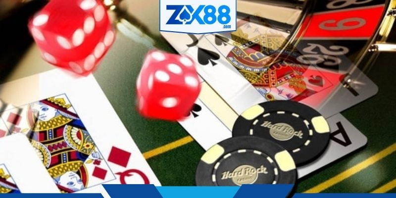 Khách hàng nghiên cứu xu hướng bàn cược